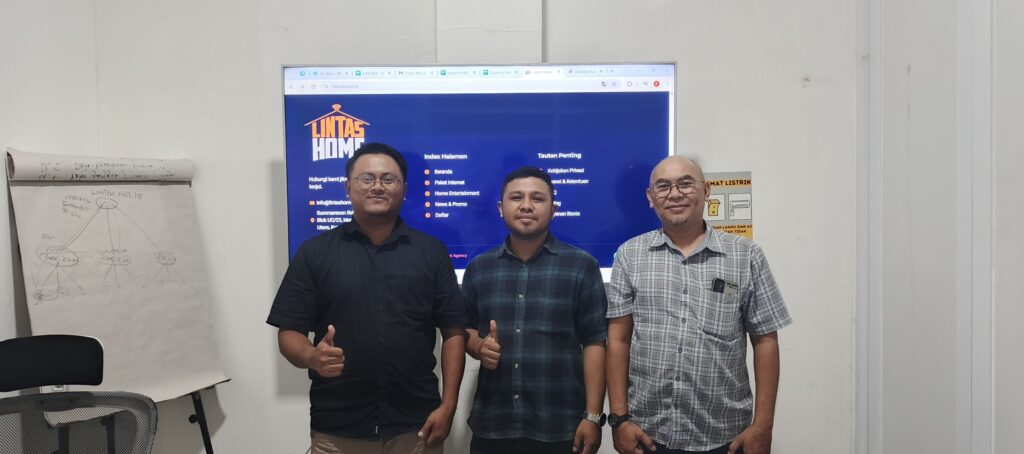 Foto dari Kiri ke Kanan. Fadil (koordinator divisi) Aris (kepala cabang rokan hilir) Deddy (kepala cabang bogor)
